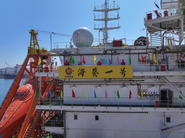 亞洲首艘圓筒型FPSO“?？惶?hào)”建造完工。韓慶攝