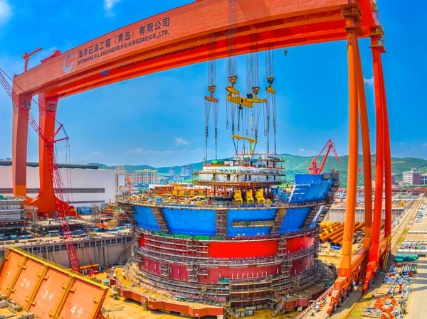 “?？惶?hào)”通過(guò)雙龍門(mén)吊進(jìn)行總裝。侯憲鵬攝