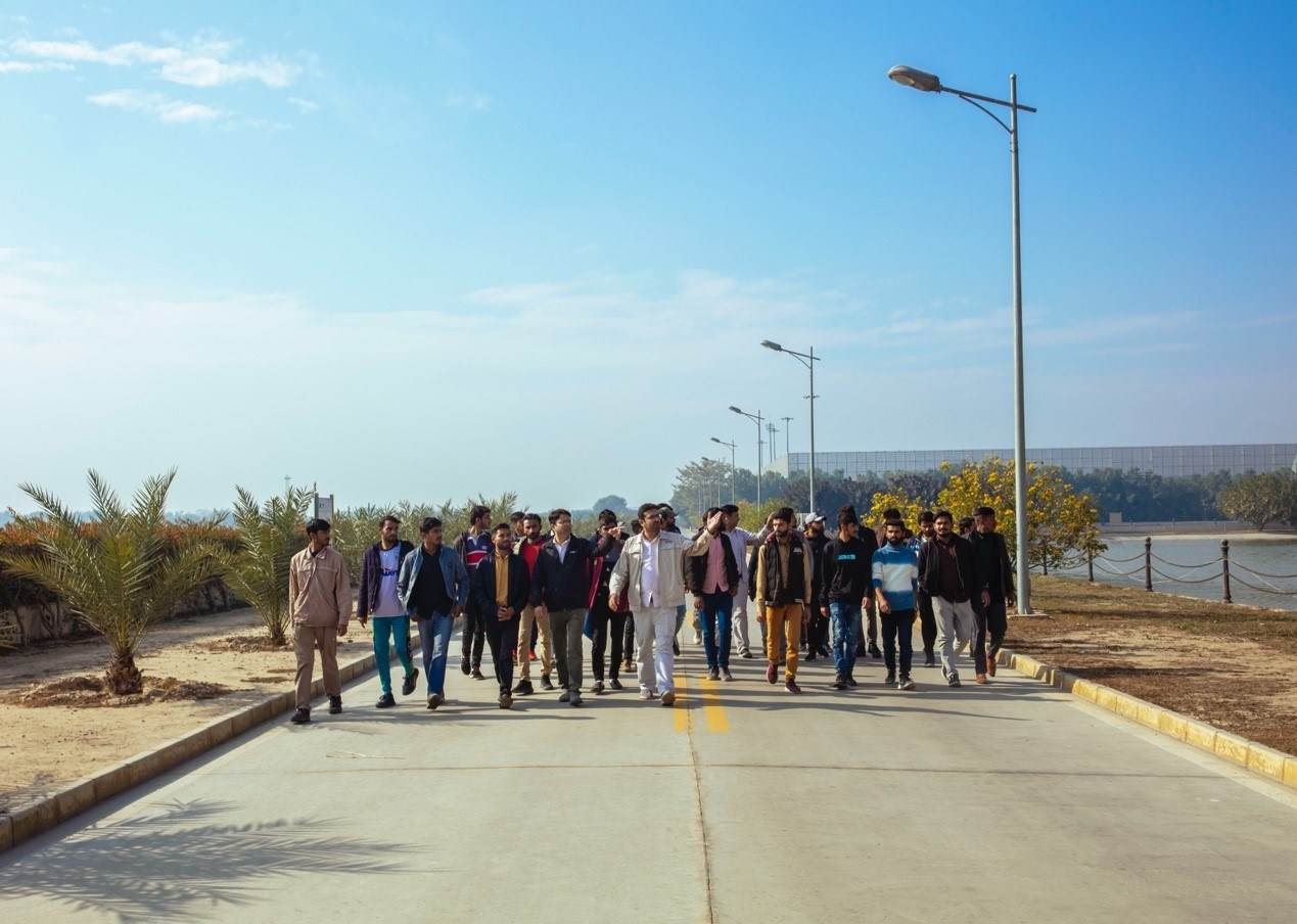 職業(yè)技校學(xué)員參觀中巴經(jīng)濟(jì)走廊薩希瓦爾電站。中國華能薩希瓦爾電站 供圖