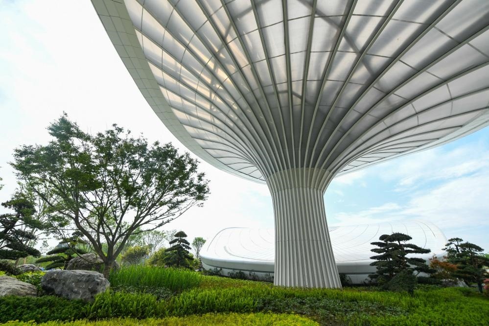 這是2024年4月22日拍攝的成都世園會主會場入口處的“芙蓉花”底部，它兼具收集雨水、循環(huán)利用的功能。新華社記者 王曦 攝