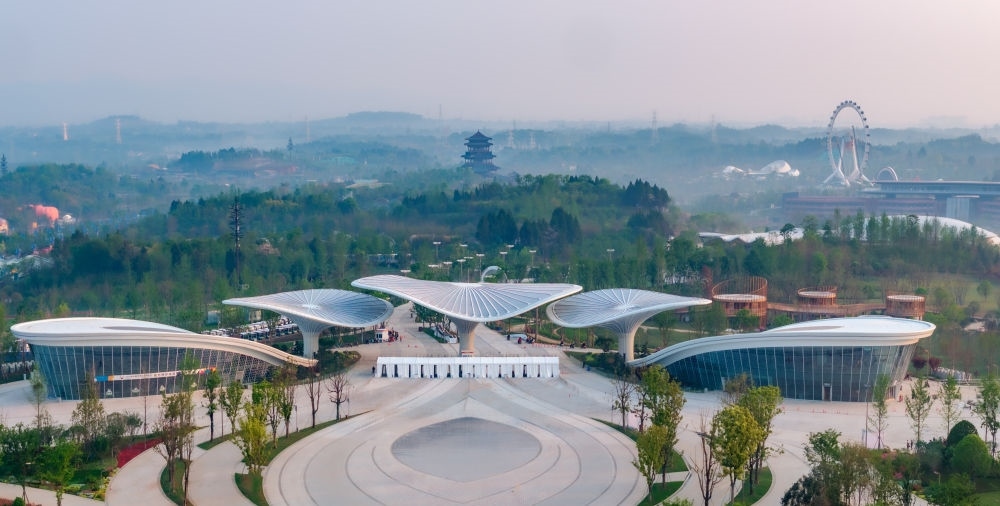 這是成都世園會主會場入口（無人機(jī)照片，2024年4月14日攝）。新華社記者 江宏景 攝