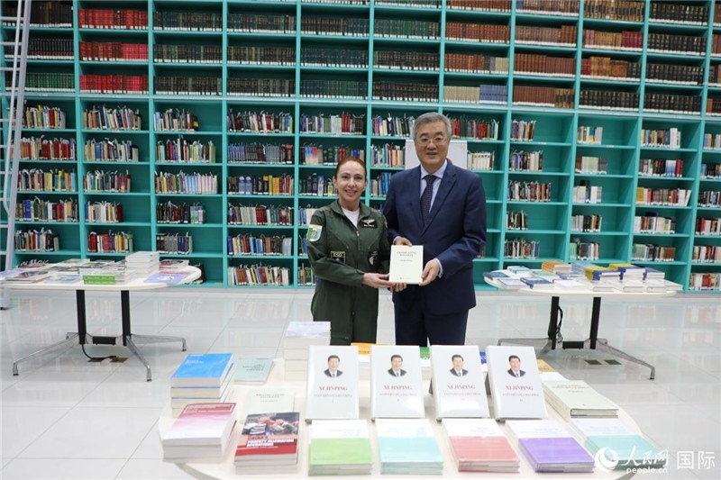 授課后，中國駐巴西大使祝青橋向巴西高等防務(wù)學(xué)院圖書館捐贈了150本書籍。圖為祝青橋和巴西高等防務(wù)學(xué)院院長卡拉·利里奧·馬丁斯在圖書捐贈儀式上。 人民網(wǎng)記者 陳一鳴攝