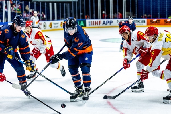 雙方球員爭(zhēng)搶。圖片來源：國(guó)際冰聯(lián)