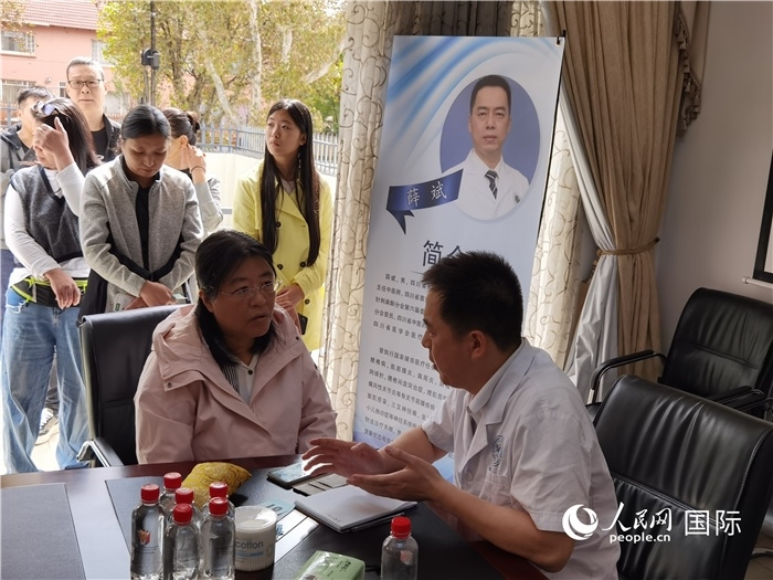 中醫(yī)專家為當(dāng)?shù)厝A僑華人提供中醫(yī)咨詢和診療服務(wù)。 （本報記者 楊謳 攝）