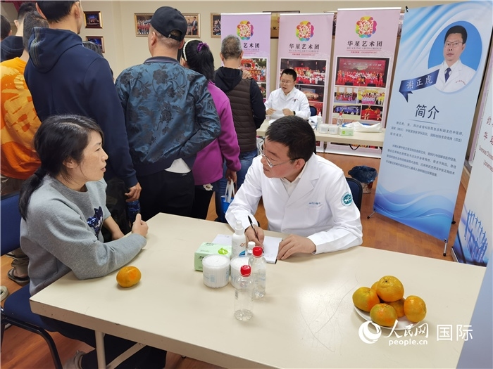 中醫(yī)專家為當(dāng)?shù)厝A僑華人提供中醫(yī)咨詢和診療服務(wù)。 （本報記者 楊謳 攝）