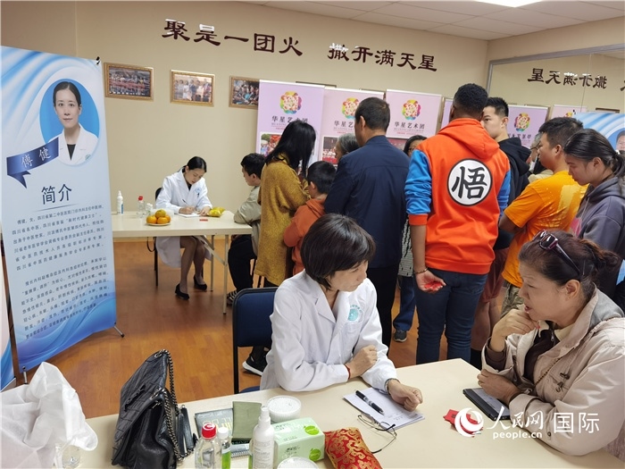 中醫(yī)專家為當(dāng)?shù)厝A僑華人提供中醫(yī)咨詢和診療服務(wù)。 （本報記者 楊謳 攝）