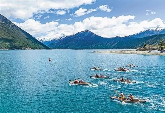 2024年4月20日，2024年巴松措國(guó)際漂流公開(kāi)賽的選手在比賽中。 新華社記者 孫非攝