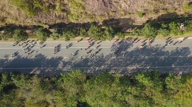 1月6日，健身愛(ài)好者在徒步活動(dòng)中（無(wú)人機(jī)照片）。新華社記者 黃國(guó)保攝