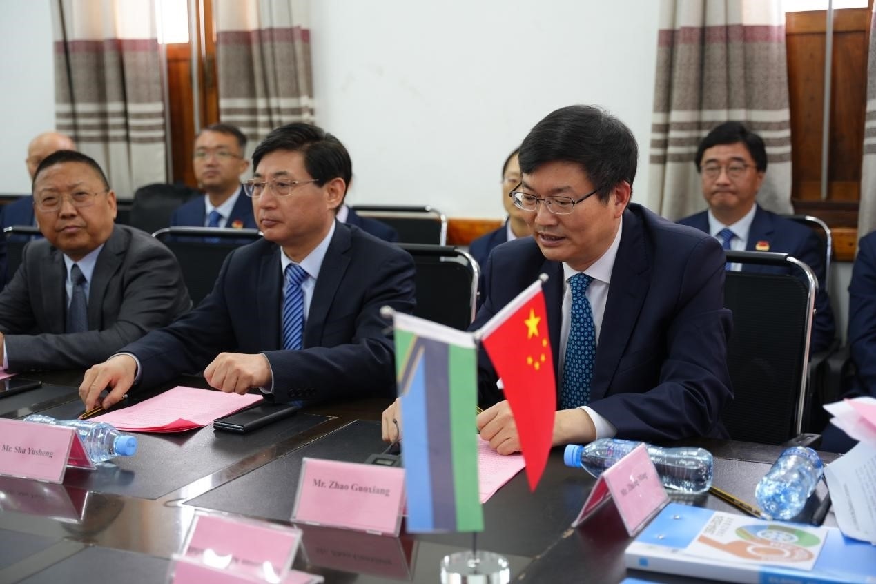 揚(yáng)州市衛(wèi)健委黨委書記趙國(guó)祥在衛(wèi)生部捐贈(zèng)儀式上發(fā)言。中國(guó)援桑醫(yī)療隊(duì)供圖