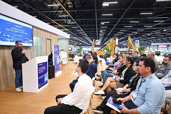 當(dāng)?shù)貢r(shí)間4月26日，深圳市發(fā)展和改革委員會(huì)在巴西圣保羅國(guó)際工程機(jī)械及礦山機(jī)械展上舉行專題推介會(huì)，介紹將于今年下半年在深圳市舉辦的2024國(guó)際數(shù)字能源展。 2024國(guó)際數(shù)字能源展組委會(huì)供圖