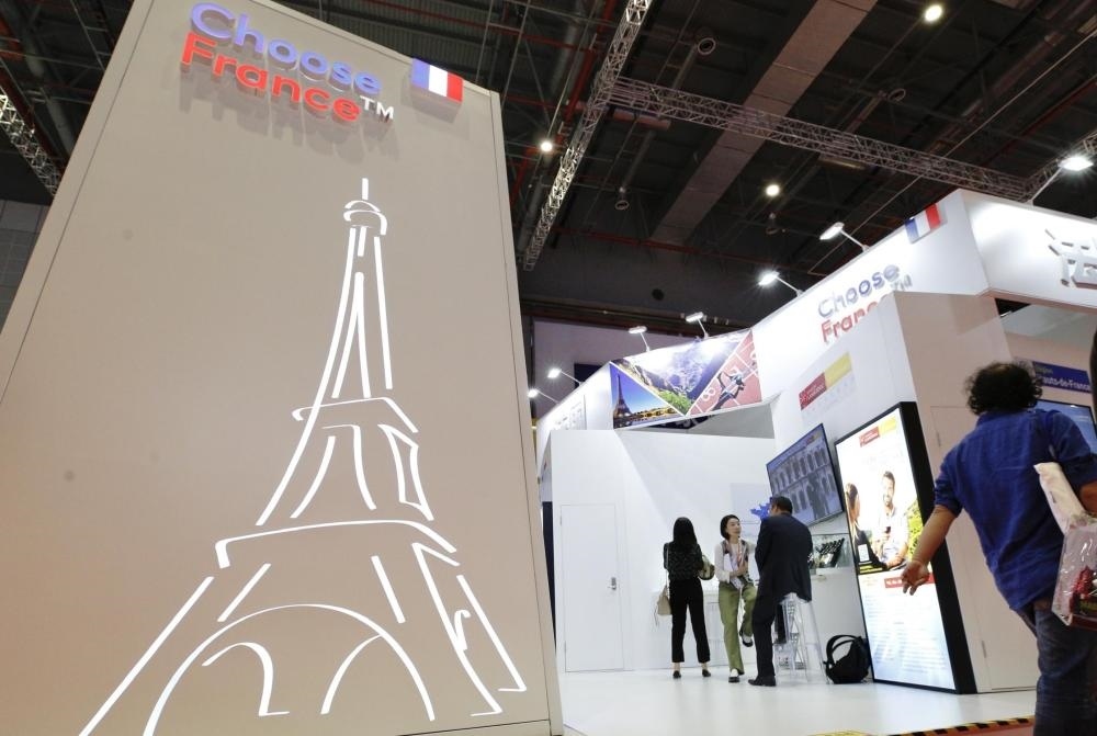 2019年11月5日，第二屆中國國際進(jìn)口博覽會(huì)在上海國家會(huì)展中心開幕。這是參觀者走過法國國家館。新華社記者 張玉薇 攝