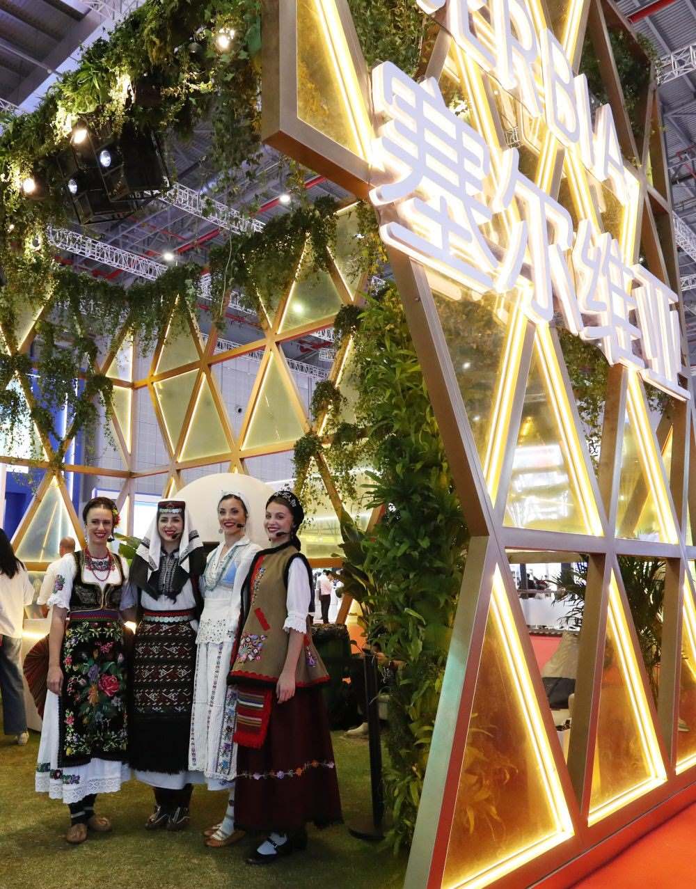 2023年11月6日，身著傳統(tǒng)服飾的演職人員在上海進(jìn)博會(huì)國家展塞爾維亞展臺(tái)迎接參觀者。第六屆進(jìn)博會(huì)國家展全面恢復(fù)線下舉辦，洪都拉斯、塞爾維亞、越南、南非、哈薩克斯坦作為本屆進(jìn)博會(huì)主賓國在國家展亮相。新華社記者 方喆 攝