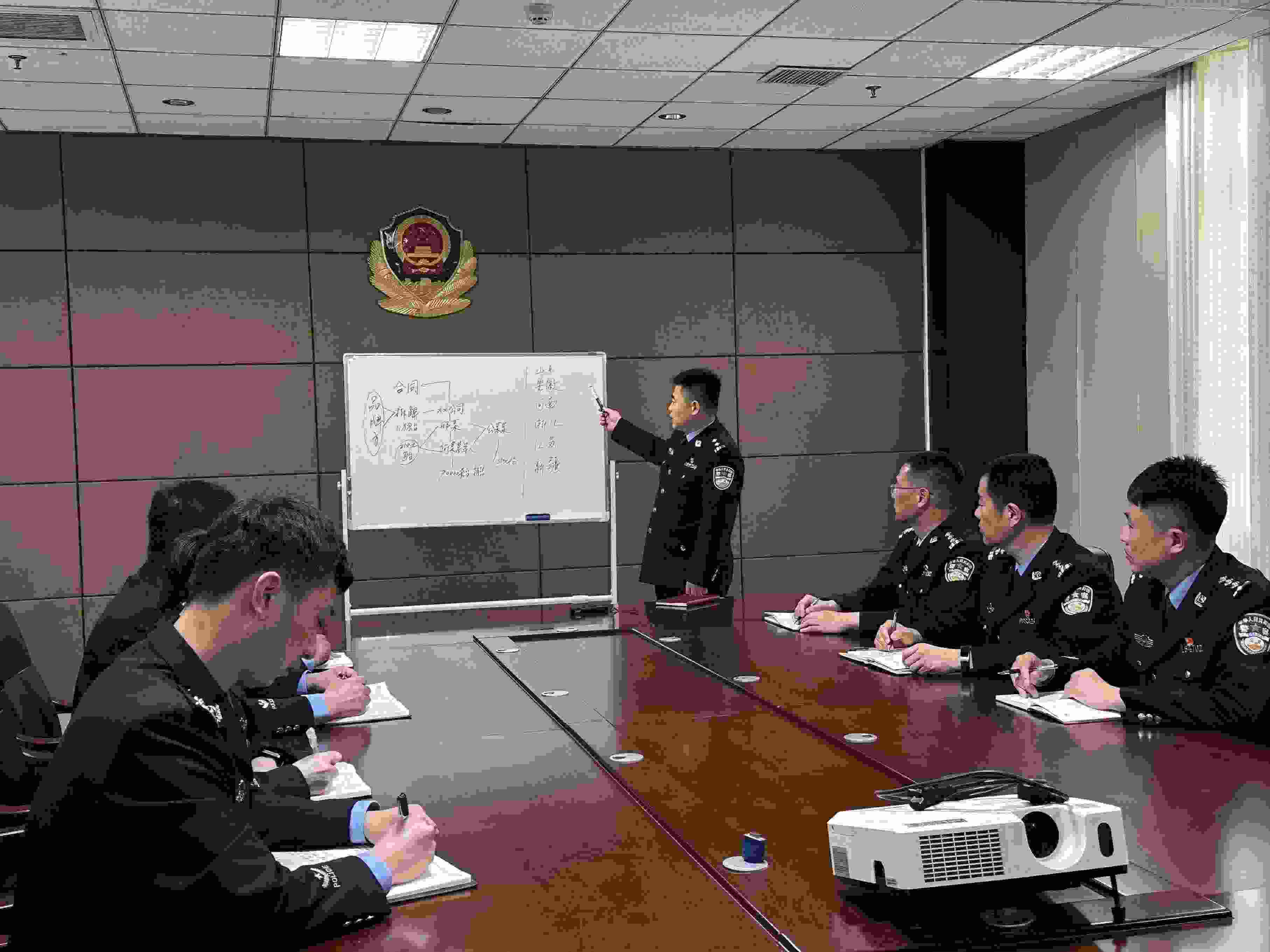 專案組辦案民警介紹案情。人民網(wǎng)記者 郝萍攝