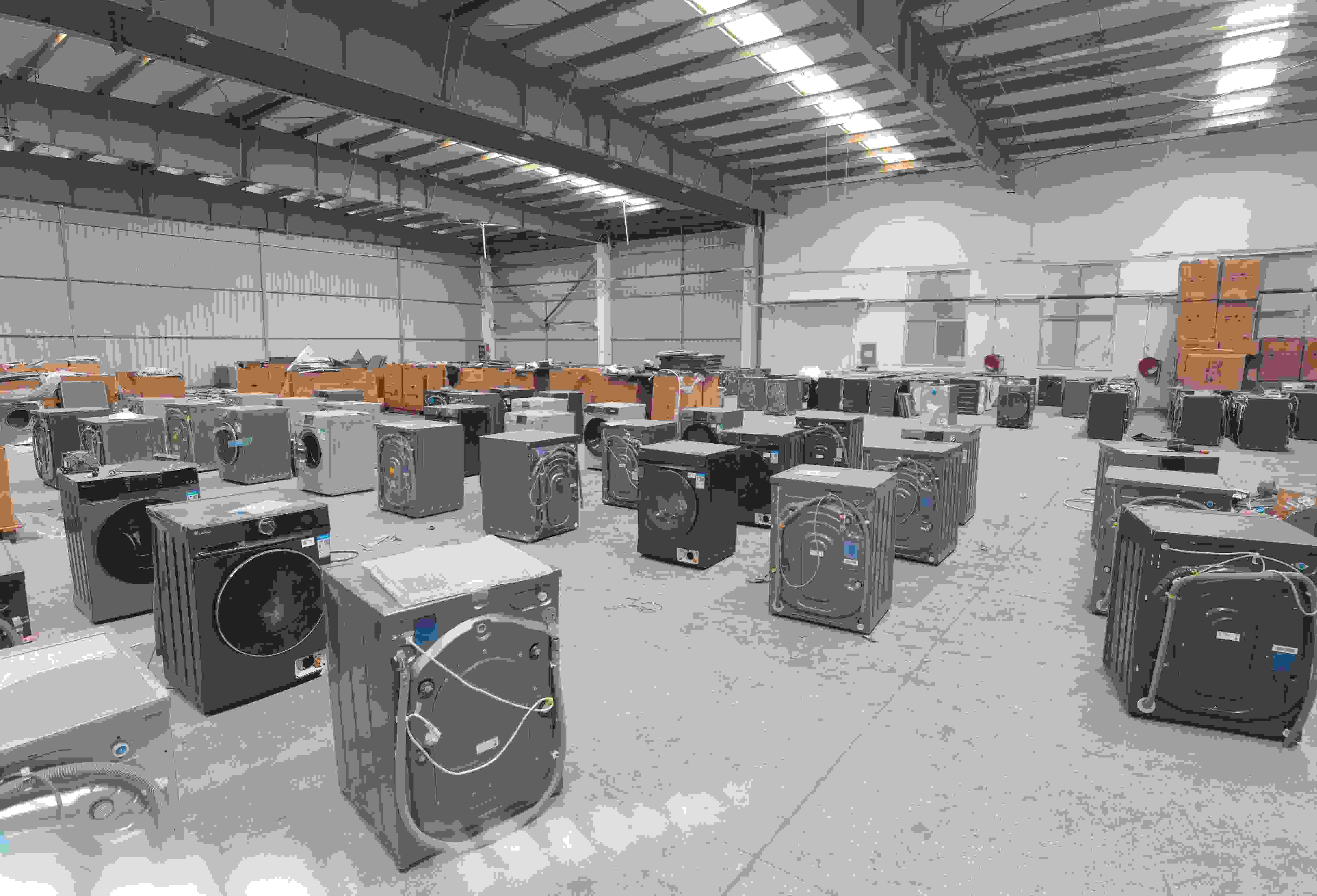 專案組民警查扣涉案場所及假冒知名品牌洗衣機。巨野警方供圖