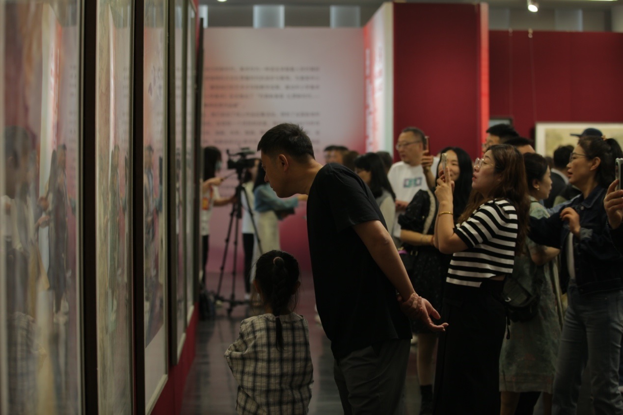 嘉賓及教研員、教師代表參觀展覽。主辦方供圖