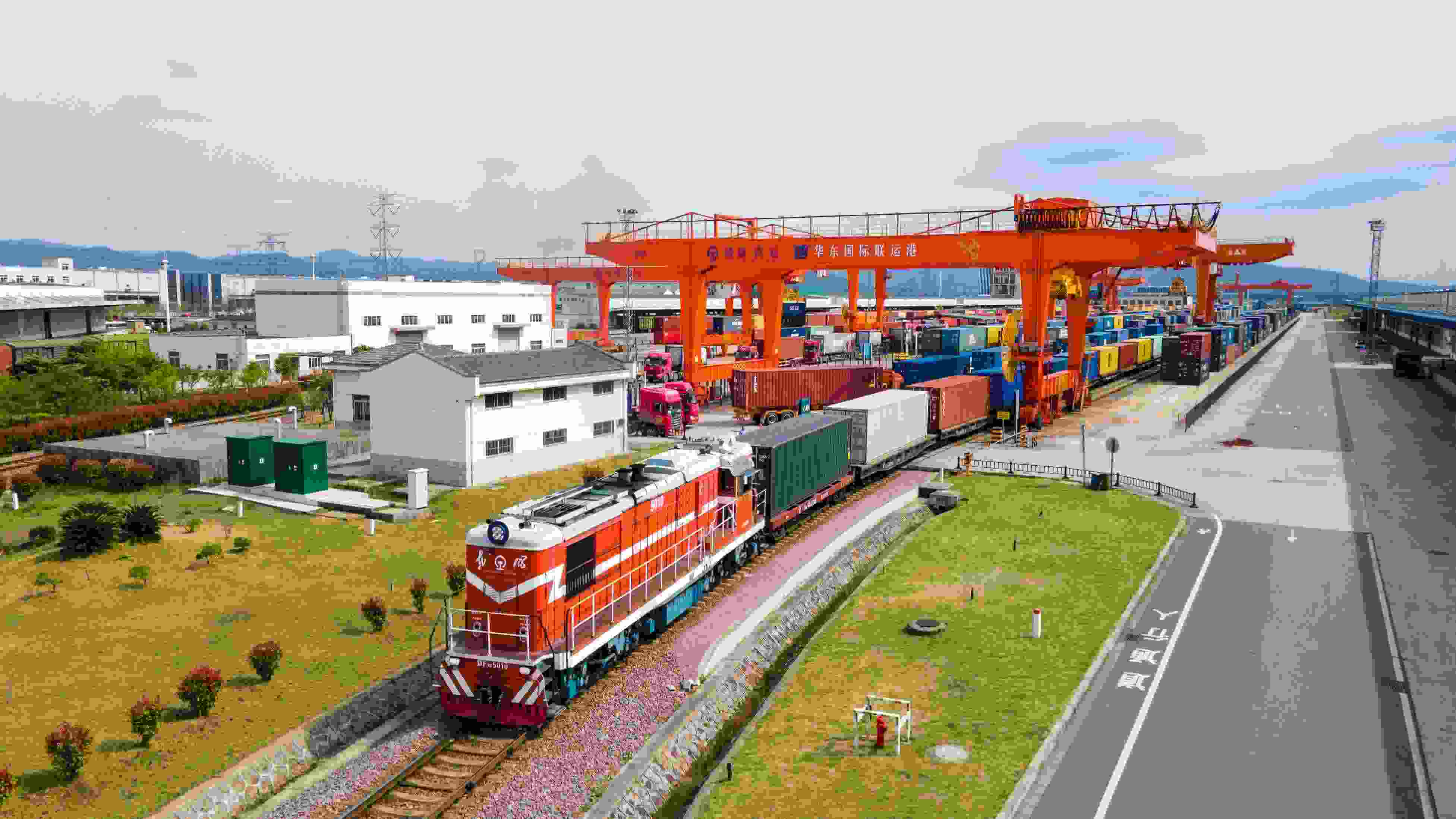 △2024年4月1日，浙江省金華華東國際聯(lián)運港，一列中歐班列裝載110個標箱日用百貨、電動工具、機械裝備等貨物從鐵路金華南貨場啟程駛往匈牙利布達佩斯。