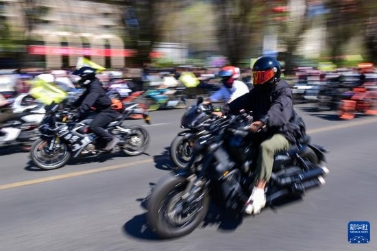 這是4月30日在新疆烏魯木齊市舉行的巡游活動(dòng)上拍攝的摩托機(jī)車(chē)方陣。