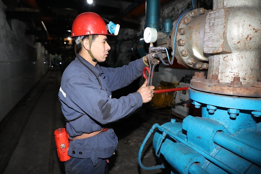 2024年4月30日，冀中能源峰峰集團(tuán)新屯礦機(jī)電區(qū)副區(qū)長(zhǎng)顧博在井下泵房檢修水泵。新華社發(fā)