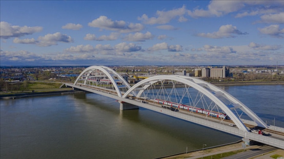 △2024年3月12日，一列火車運行在匈塞鐵路塞爾維亞境內(nèi)貝諾段諾維薩德多瑙河大橋上。