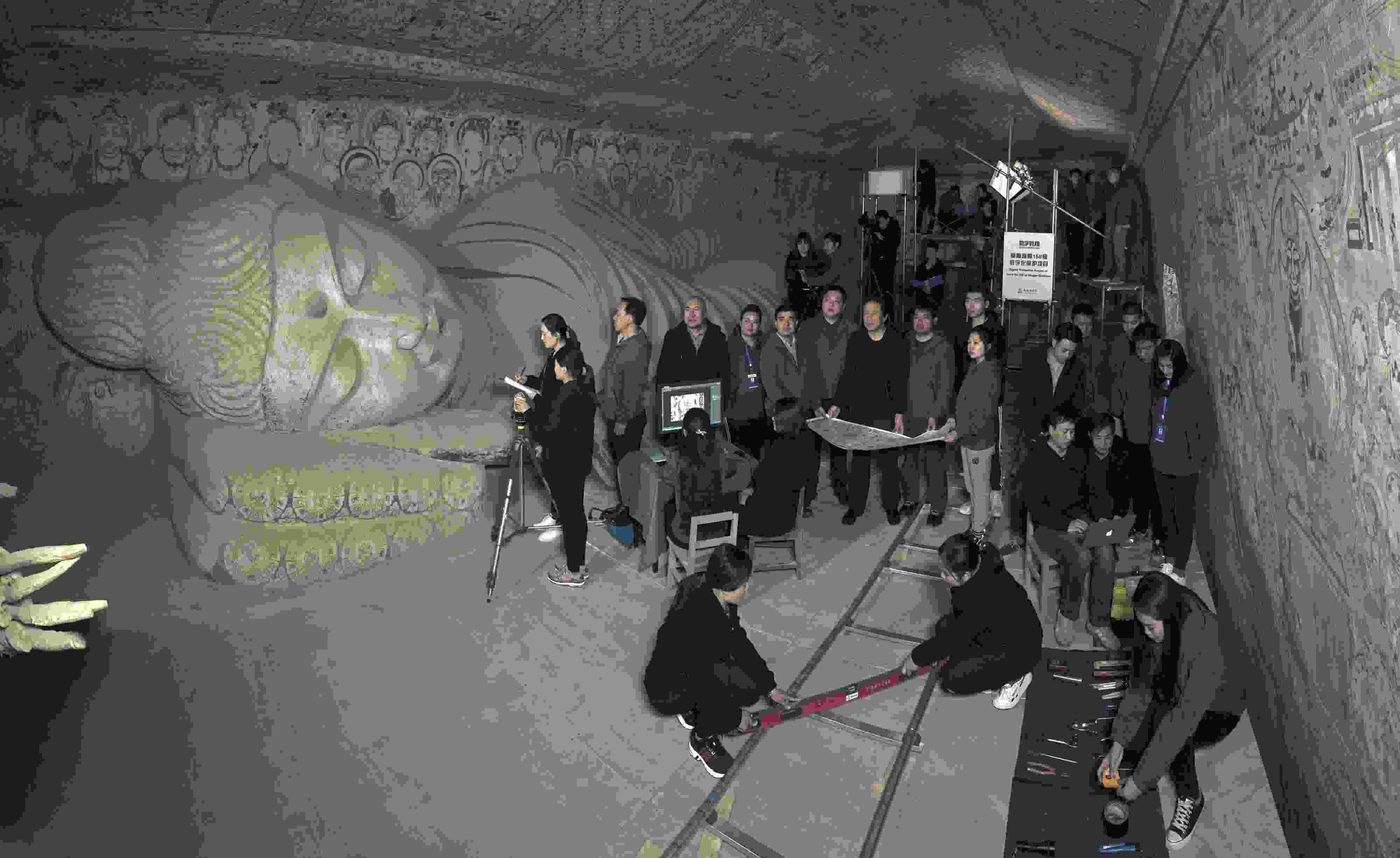 敦煌研究院文物數(shù)字化團(tuán)隊(duì)在莫高窟第158窟工作現(xiàn)場(chǎng)。敦煌研究院供圖