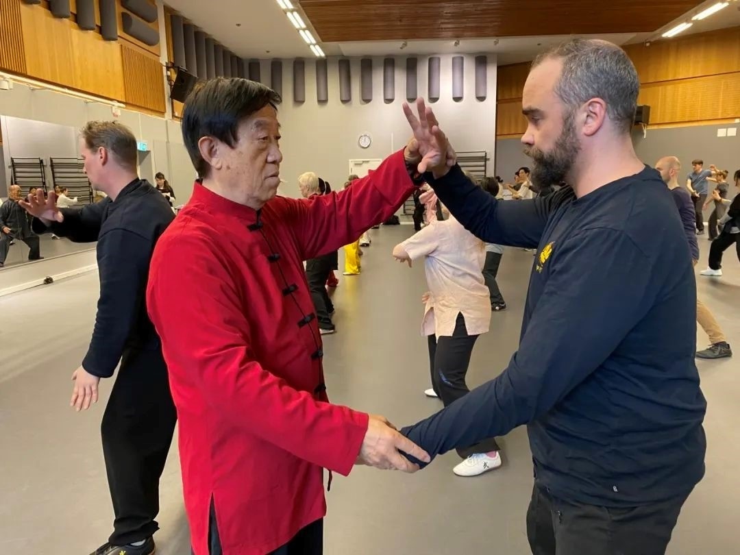 陳正雷老師親自示范指導(dǎo)。斯德哥爾摩中國文化中心供圖