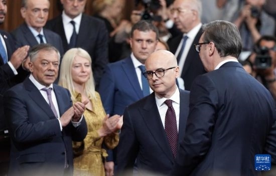  5月2日，在塞爾維亞貝爾格萊德，新一任政府總理武切維奇（中）出席就職儀式。新華社發(fā)（普雷德拉格·米洛薩夫列維奇攝）