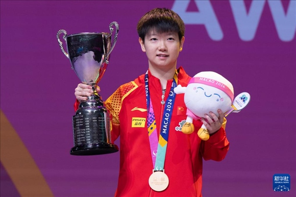 2024年4月21日，在2024年澳門國際乒聯(lián)女子世界杯決賽中，孫穎莎奪得冠軍。圖為孫穎莎在頒獎臺上。新華社記者 張金加 攝
