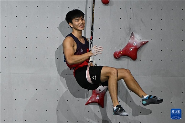 2024年4月13日，在江蘇吳江舉行的2024年國際攀聯(lián)攀巖世界杯（吳江站）男子速度決賽中，中國選手伍鵬獲得冠軍。圖為中國選手伍鵬在決賽后慶祝。新華社發(fā)（王須中攝）