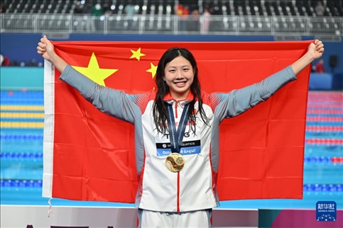 2024年2月13日，2024年世界游泳錦標賽游泳項目女子100米蛙泳決賽在卡塔爾多哈舉行。圖為冠軍中國選手唐錢婷在頒獎儀式后慶祝。新華社記者 薛宇舸 攝
