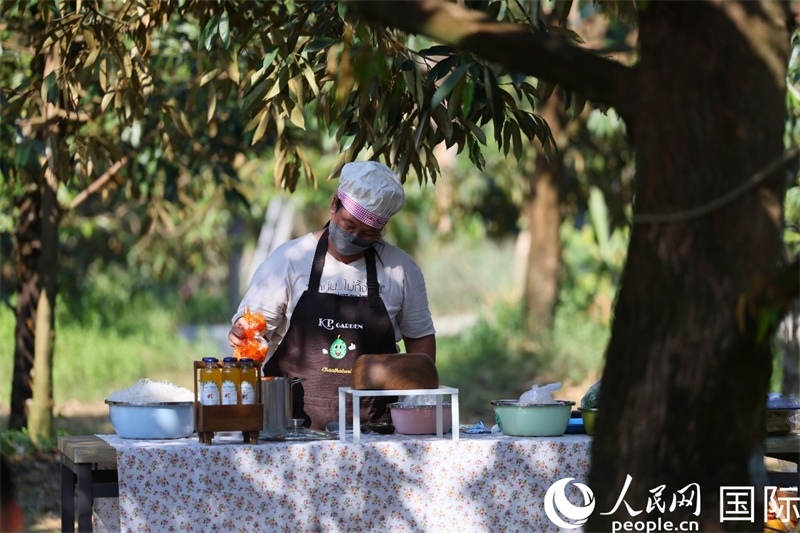 工作人員正在準(zhǔn)備特色果汁。人民網(wǎng)記者 白元琪攝