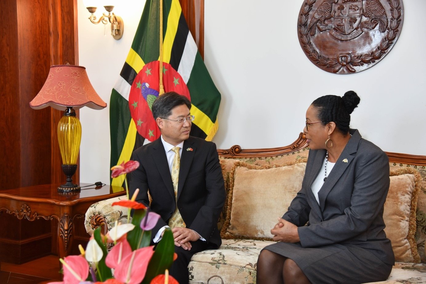 當(dāng)?shù)貢r間5月3日，中國新任駐多米尼克大使儲茂明（左）向多總統(tǒng)伯頓遞交國書。 中國駐多米尼克大使館供圖