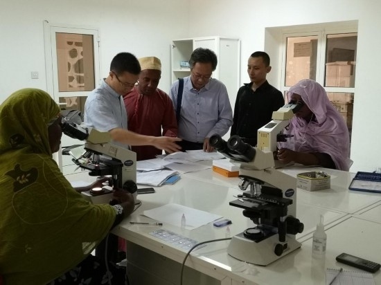 廣州中醫(yī)藥大學青蒿抗瘧援外醫(yī)療隊考察科摩羅國家瘧疾防治中心實驗室。