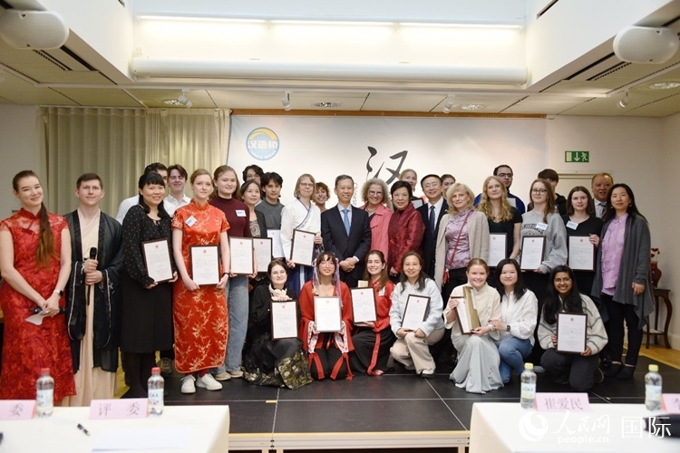 中國(guó)駐瑞典大使崔愛(ài)民、使館負(fù)責(zé)教育事務(wù)的黃立瓊參贊、預(yù)選賽評(píng)委老師和指導(dǎo)老師，以及所有獲獎(jiǎng)選手合影留念。人民網(wǎng)記者 殷淼攝