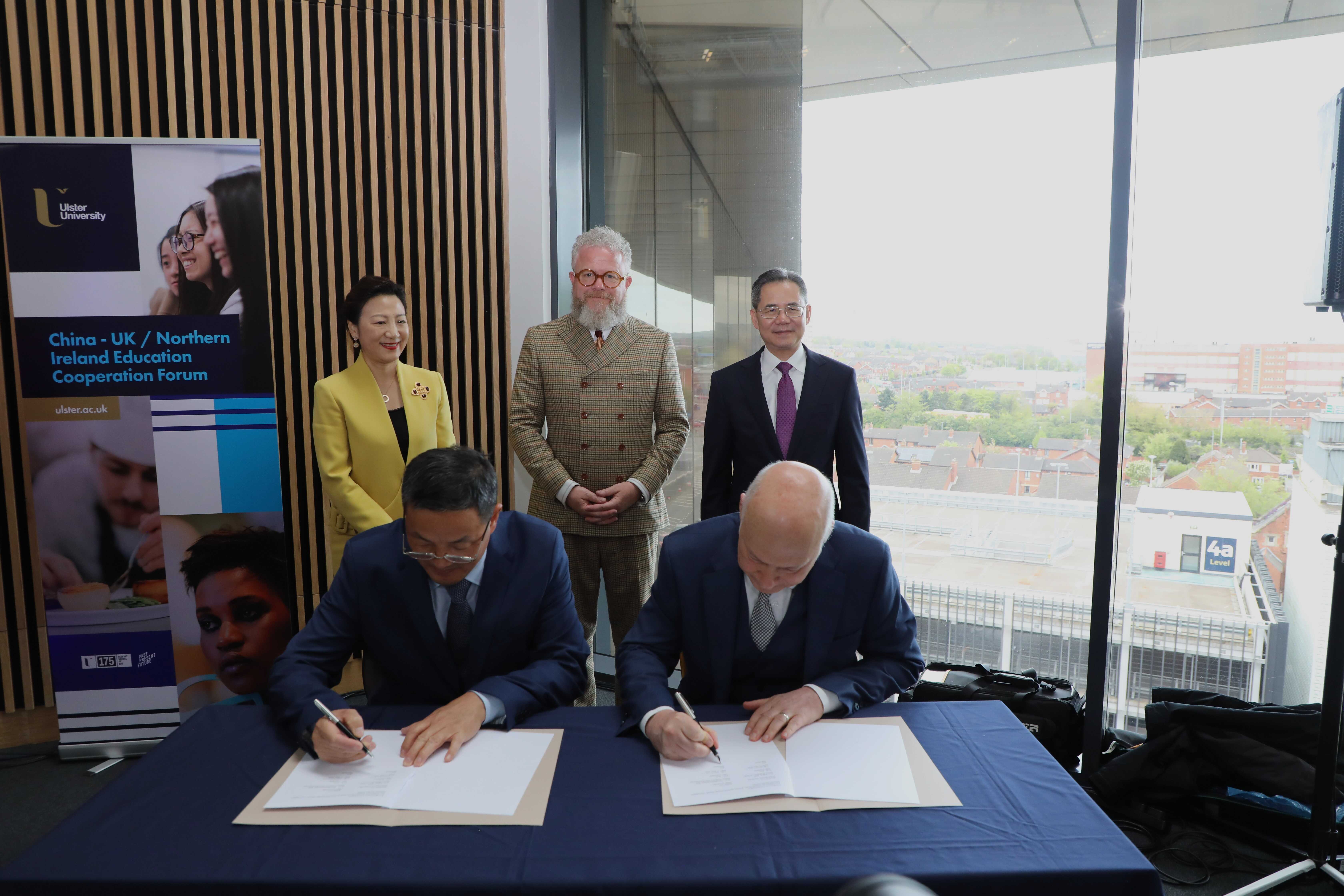 湖北師范大學(xué)同奧斯特大學(xué)簽署共建教育語言文化交流中心的協(xié)議現(xiàn)場。中國駐英國大使館供圖