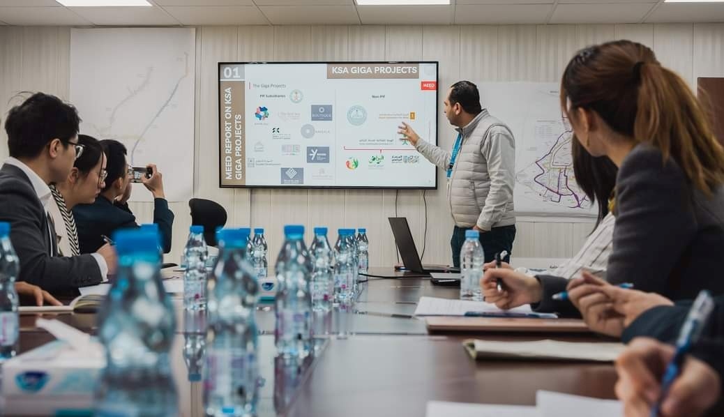 德亞（右三）在和員工開會(huì)。中建中東沙特分公司供圖