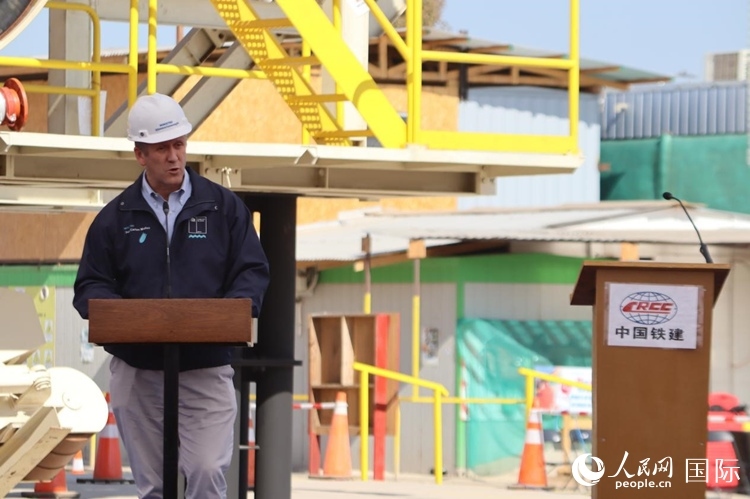 智利交通與電信部部長胡安·卡洛斯·穆尼奧斯在儀式上為盾構機進行命名，并宣布盾構始發(fā)。陳露明攝