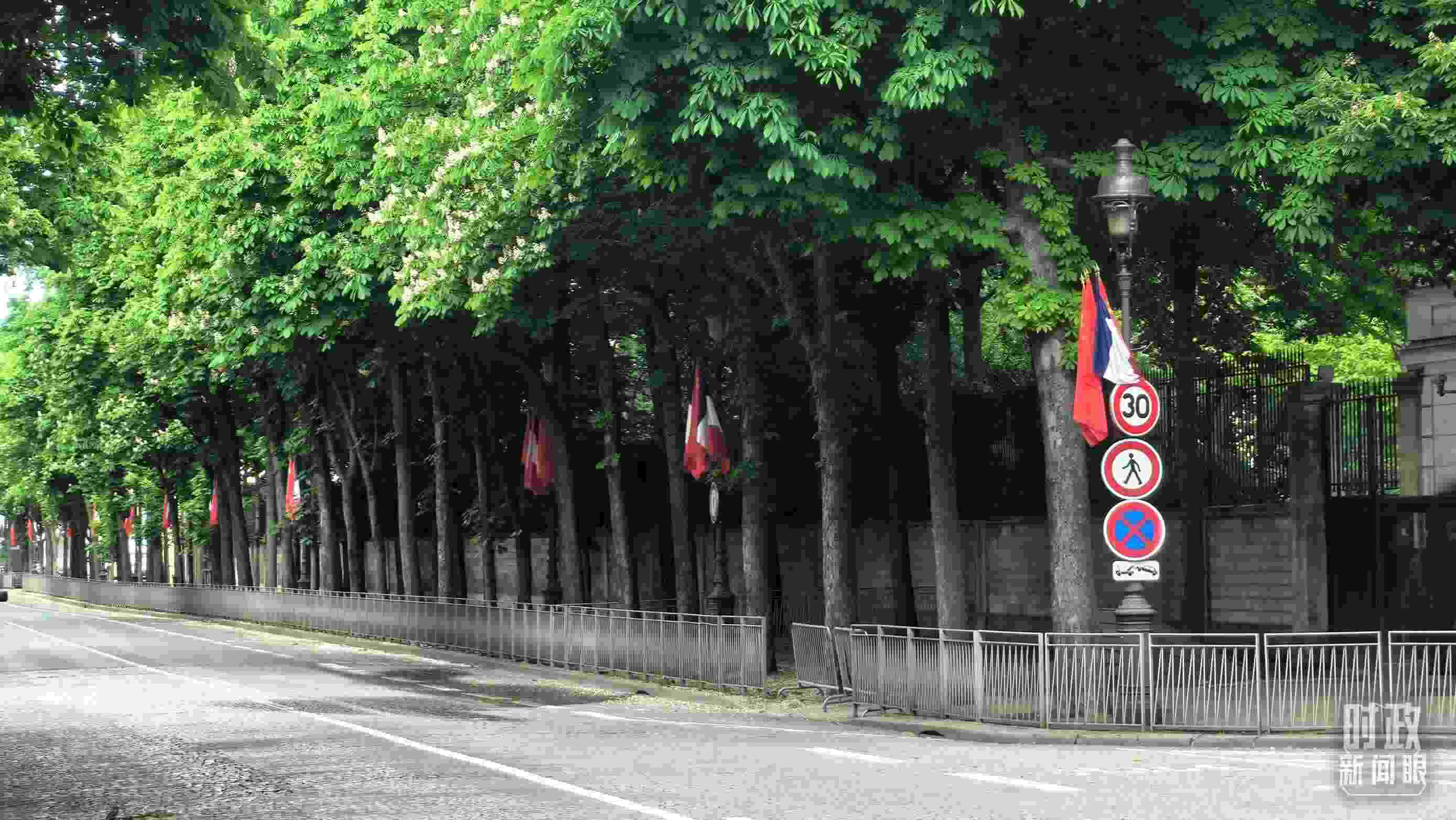 △巴黎道路兩側(cè)懸掛中法兩國國旗。（總臺央視記者鄂介甫拍攝）