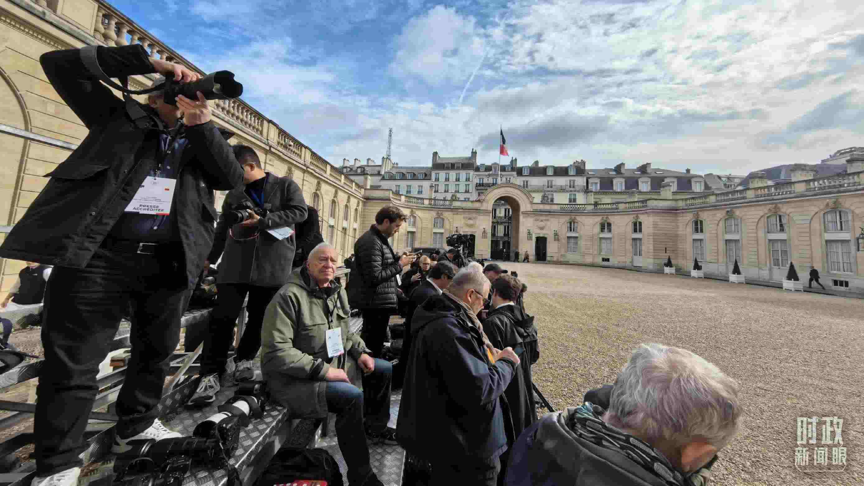 △媒體記者密切關(guān)注當天活動。（總臺央視記者陸泓宇拍攝）