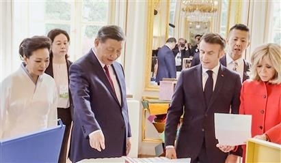 △當(dāng)?shù)貢r間5月6日下午，在中法領(lǐng)導(dǎo)人會談前，習(xí)近平主席向馬克龍總統(tǒng)贈送中國翻譯的法國小說。