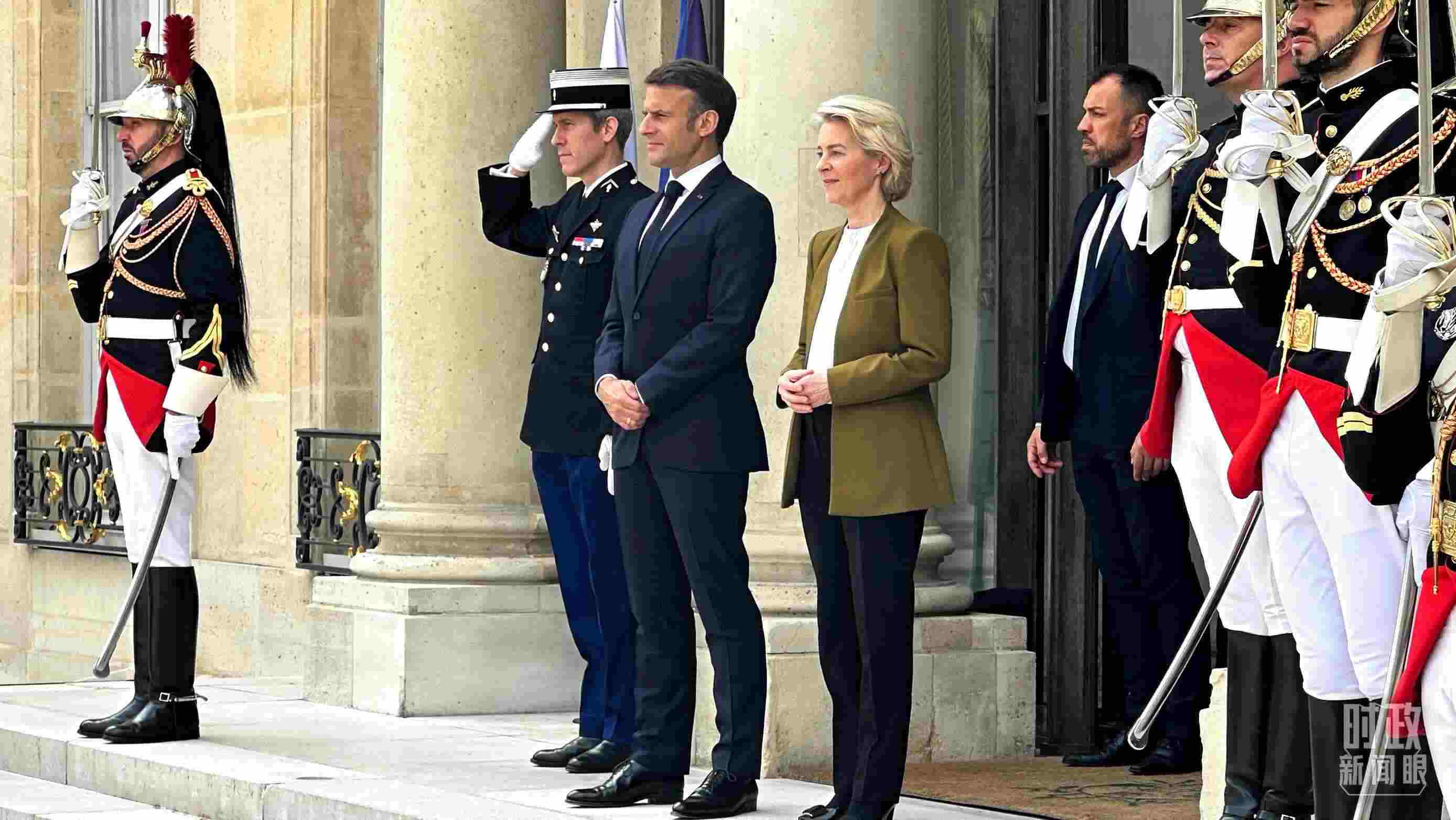 △中法歐領(lǐng)導(dǎo)人三方會晤后，馬克龍總統(tǒng)和馮德萊恩主席將習(xí)主席送至上車處。（總臺央視記者關(guān)舟拍攝）