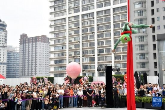 5月7日，演員在長沙國金中心表演木偶劇。新華社記者 陳振海 攝