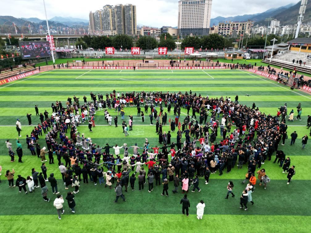 比賽結(jié)束后，兩隊隊員、親友團和大批觀眾手拉手跳起侗族舞蹈。新華社發(fā)（王炳真攝）