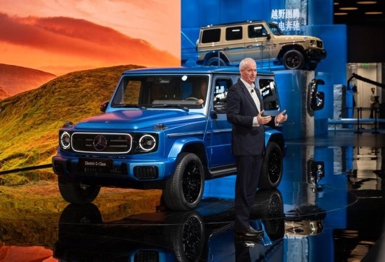 4月25日，在北京中國(guó)國(guó)際展覽中心順義館舉行的2024北京車(chē)展上，梅賽德斯—奔馳集團(tuán)股份公司董事會(huì)成員唐仕凱介紹梅賽德斯—奔馳純電G級(jí)越野車(chē)。新華社記者 才揚(yáng) 攝