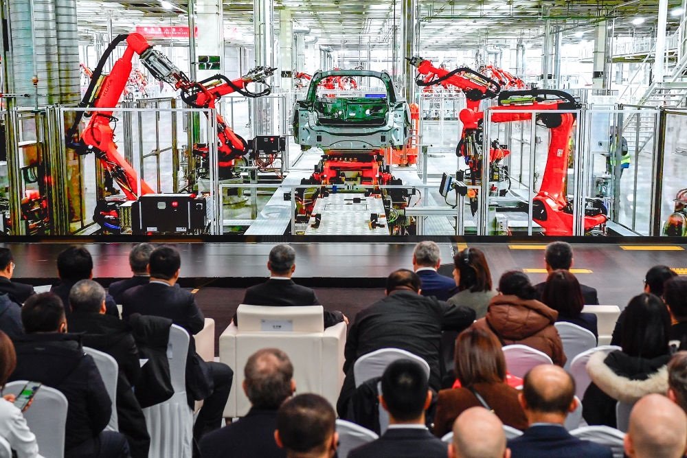 2024年1月26日，奧迪一汽新能源汽車有限公司預(yù)批量生產(chǎn)正式啟動，嘉賓觀看奧迪一汽新能源汽車有限公司生產(chǎn)車間的宣傳短片。新華社記者 許暢 攝