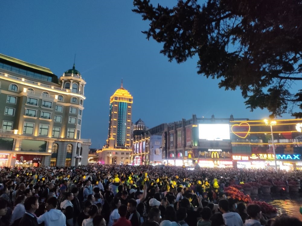 “五一”假期，哈爾濱松花江畔游人如織（2024年5月2日攝）。新華社記者 朱悅 攝