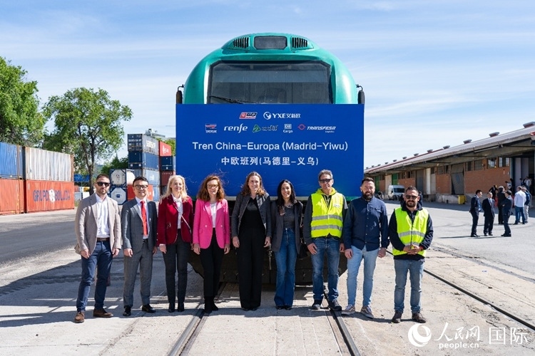義新歐集團(tuán)合作伙伴德鐵貨運(yùn)歐亞有限公司員工與紀(jì)念號(hào)班列合影留念。大衛(wèi)·阿瑪爾攝