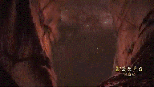 要甄別并發(fā)現(xiàn)暗物質(zhì)粒子，如同在一場(chǎng)人聲鼎沸的足球比賽現(xiàn)場(chǎng)聽(tīng)見(jiàn)一根鋼針跌落的聲音。