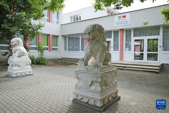 這是5月3日在匈牙利布達(dá)佩斯拍攝的匈中雙語學(xué)校校門。新華社記者 趙丁喆 攝