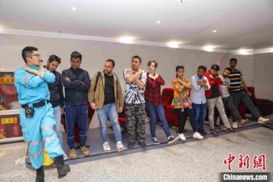 5月9日，工作人員指導(dǎo)留學(xué)生練習(xí)逃生技巧。張鷹 攝