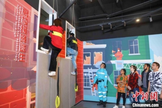 5月9日，留學(xué)生體驗(yàn)?zāi)M高樓緩降逃生。張鷹 攝